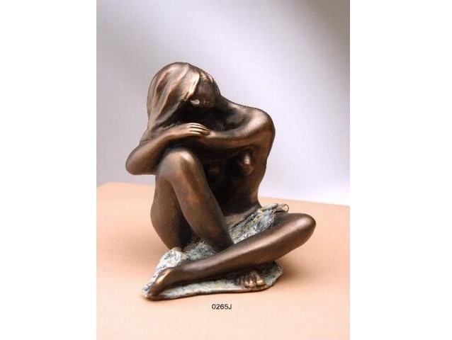 Figura de mujer semidesnuda sentada con piernas entrecruzadas. Acabado en bronce. Llus Jord.