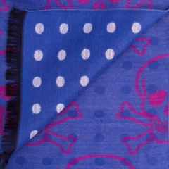 Bufanda azul calaveras