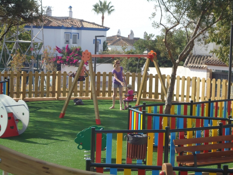 Obra civil, construccin de parque infantil en Marbella