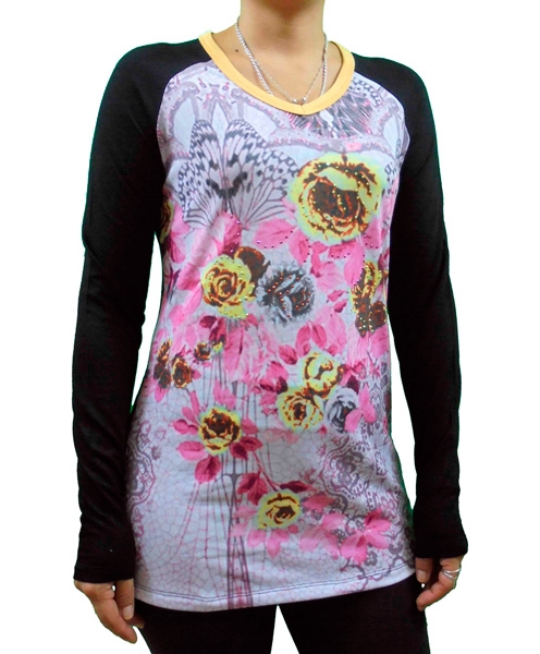 Camiseta larga cuello pico estampado flores