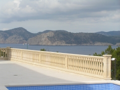 Balaustrada modelo mallorca 70 instalada en terraza con vistas al mar