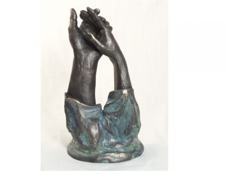 Pequea escultura o figura con acabados de bronce autntico Manos entrelazadas. De Lluis Jord.