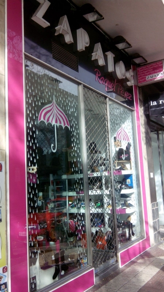 Local comercial de calzado en Vara del Rey Logroño.
