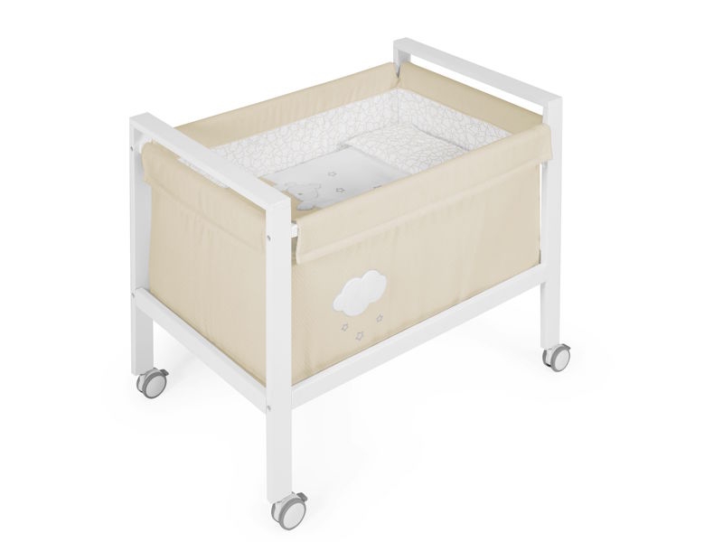 Minicuna Dream beige. Estructura blanca y vestidura beige y blanca. De Petit Praia.