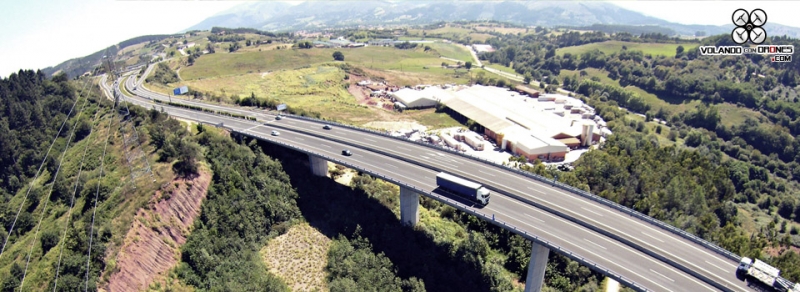 Autovía A8 a su paso por Cabezón de la Sal, tomado por Volando con drones