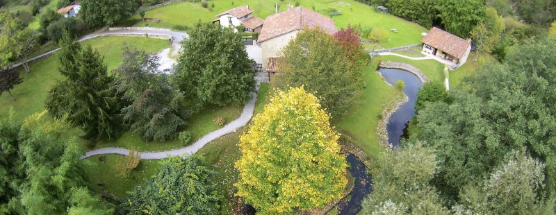 Alojamientos rurales el molino de bonaco, en Cantabria, tomado por Volando con Drones