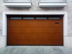 Puerta seccional madera