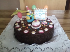 Tarta de cumpleanos minions de chocolate