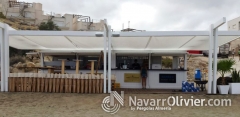 Chiringuito de madera con terraza, zona cocina y zona barra wwwnavarroliviercom