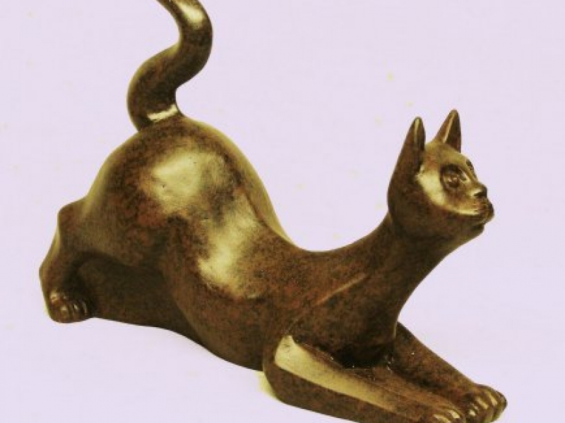 Pequea escultura o figura de bronce Gato Acechando. De Lluis Jord