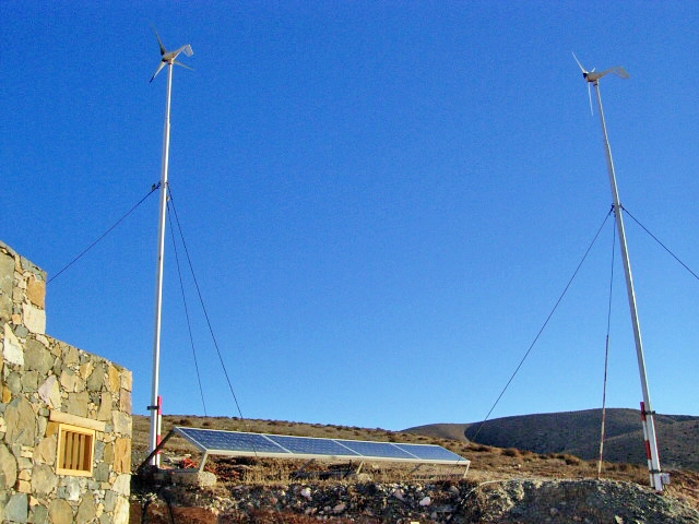 sistema mixto de aerogeneradores y paneles solares en Fuerteventura