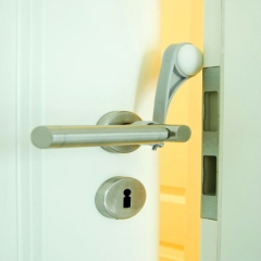 El antipilladedos slam jam permite la utilizacin normal de la puerta. al abrir la puerta el antipil