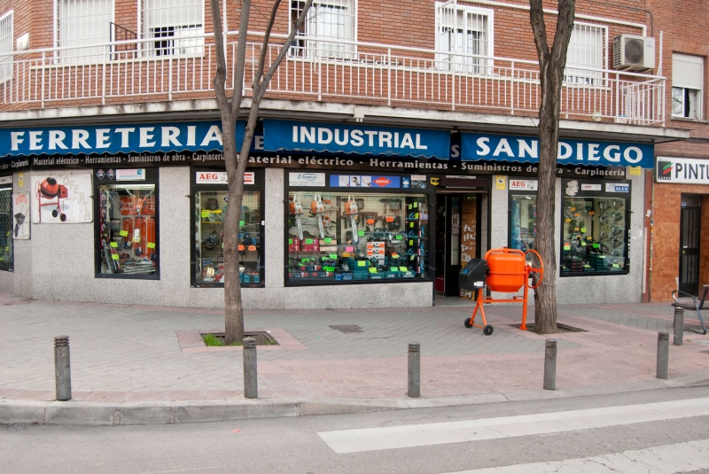 Exterior de una de las tiendas de Ferretería San Diego