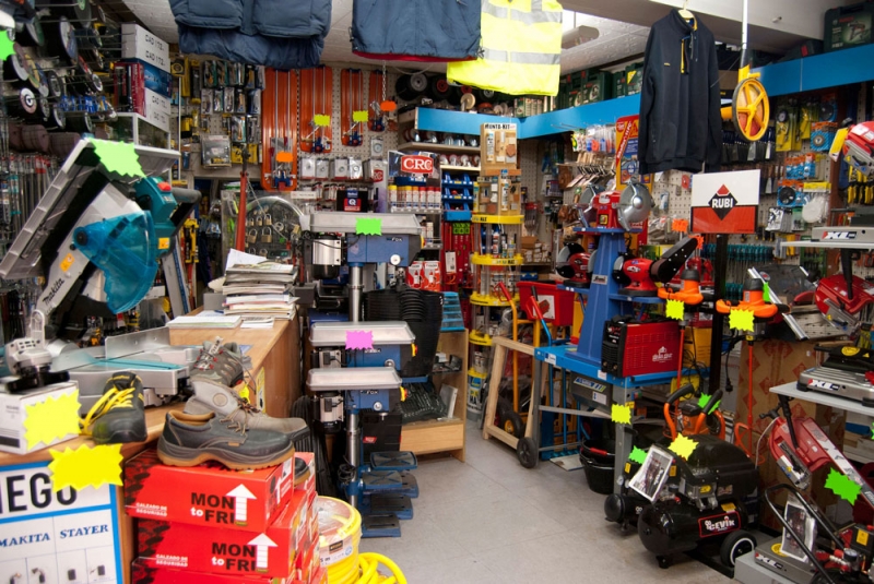 Interior de una de las tiendas de Ferretería San Diego