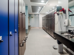 Vestuarios con amplias cabinas, duchas con jabon, secadores, toalla