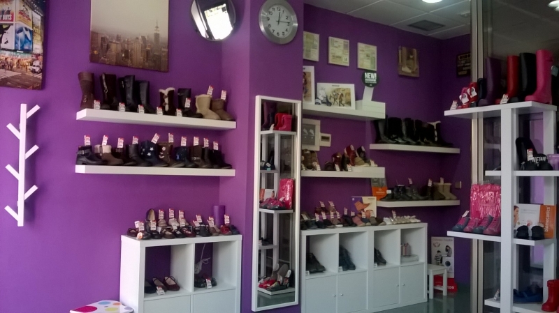 interior de la tienda violeta shoes