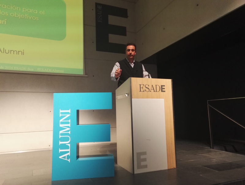 Fernando Molinas en su exposición sobre las claves de la motivación de amplios equipos comerciales