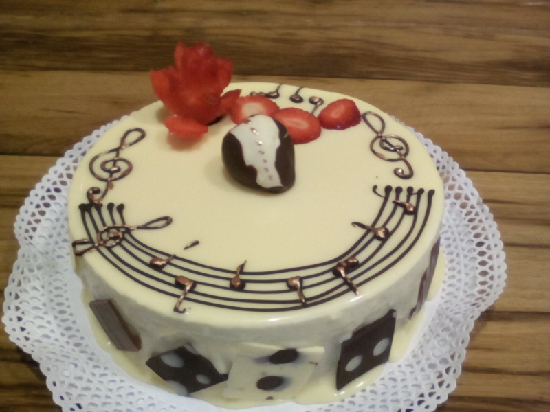 Tarta de tres chocolates, baada de chocolate blanco.