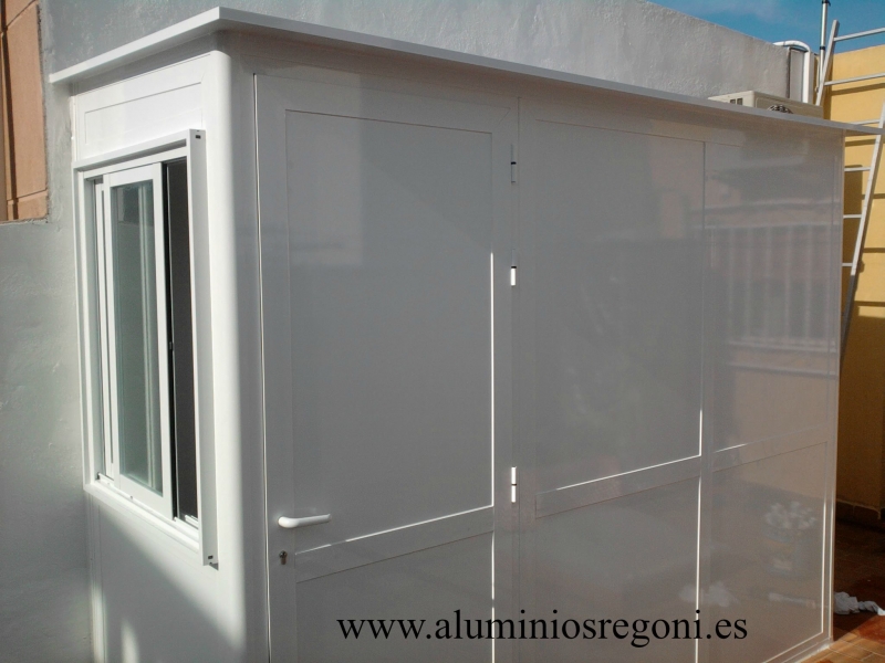 Cerramiento de aluminio blanco de panel sandwich con 1 puerta de 1 hoja abatible y una ventana