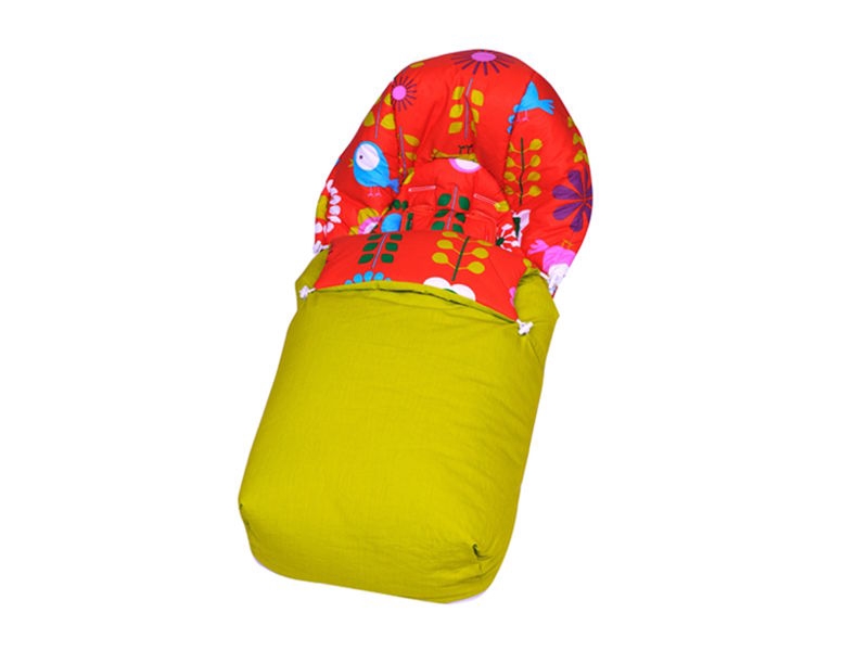 Saco para silla de paseo de beb Sushi Loto, pjaros sobre fondo rojo combinando con pistacho. 