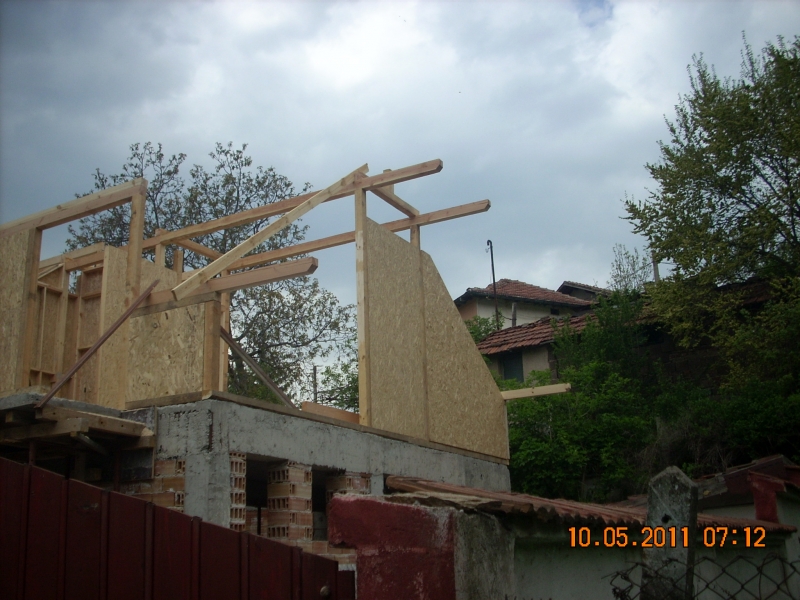 Construcción de la 2ª planta,con estructura de madera de la casa híbrida .