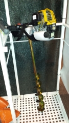 Maquina con barrena para abrir hoyos