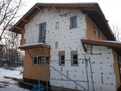 Aislamiento exterior de casa energética  con estructura de madera.