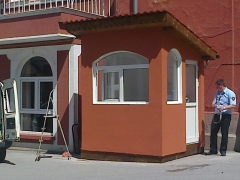 Caseta de vigilanciaestructura de madera,revestimiento aislante de 5 cm,revoco y pintura en color