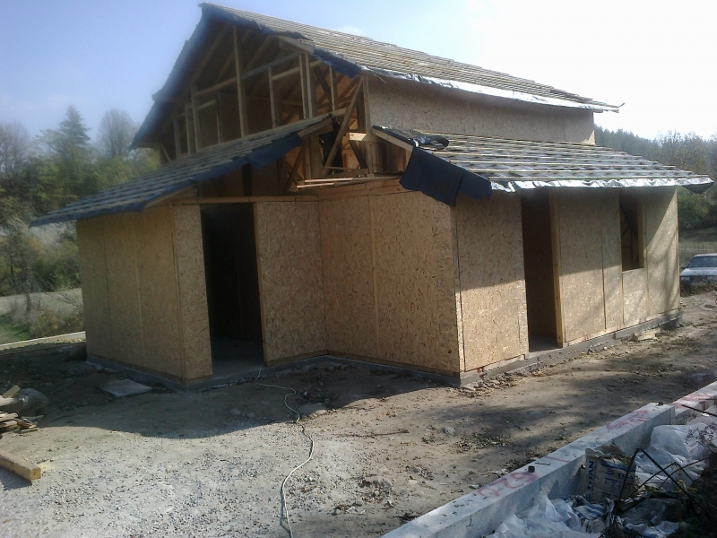 Cerramiento de paredes exteriores ,de casa eficiente con estructura de madera.Dos plantas ,120 m2.