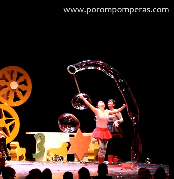 Porompomperas - Animación infantil, eventos y espectáculos con pompas de jabón gigantes - Granada, Sevilla, Málaga, Cádiz, Huelva, Jaén, Almería...