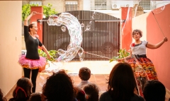 Porompomperas - Animación infantil, eventos y espectáculos con pompas de jabón gigantes - Granada, Sevilla, Málaga, Cádiz, Huelva, Jaén, Almería...