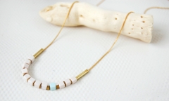 Coleccion minimalista y ligera, tonos empolvado y bano de oro en sus piezas