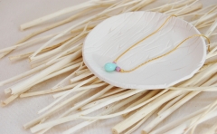 Collar sencillo de diseno minimal pequena gota de cristal en azul mint, ideal para regalar