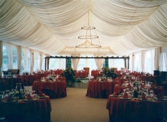 Doble techo decorativo, moqueta, ventanas inglesas, dobles cortinas