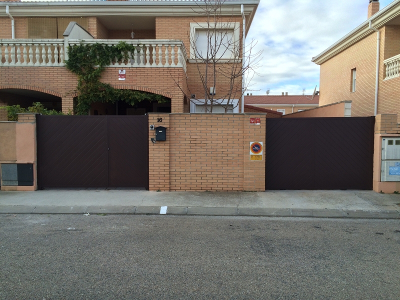 Puerta corredera motorizada y puerta abatible dos hojas mod. espiga