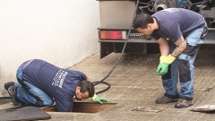 Operarios capacitados en la limpieza de alcantarillado y fosas septicas