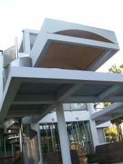 Construccion de vivienda unifamiliar, de estilo moderno, imagen tomada desde la zona de piscina