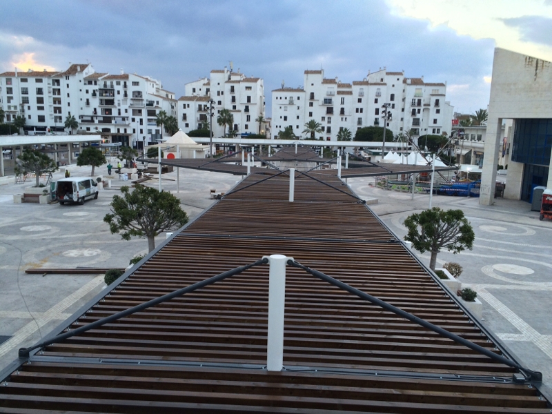 Prgolas instaladas en Plaza Antonio Banderas (Puerto Bans), reformas en Marbella