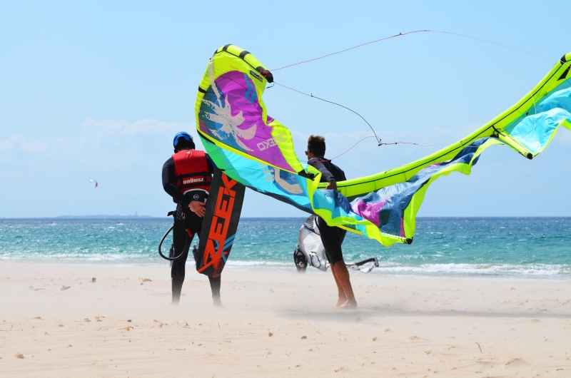 Disfruta de un curso de kitesurf en Tarifa este verano.