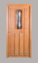 Puerta rustica navarra con ventana y reja