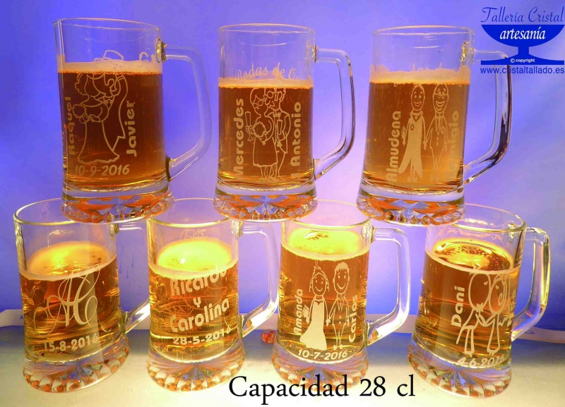 jarras de cerveza grabadas.