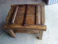 Mesa realizada artesanalmente con una ventana antigua.