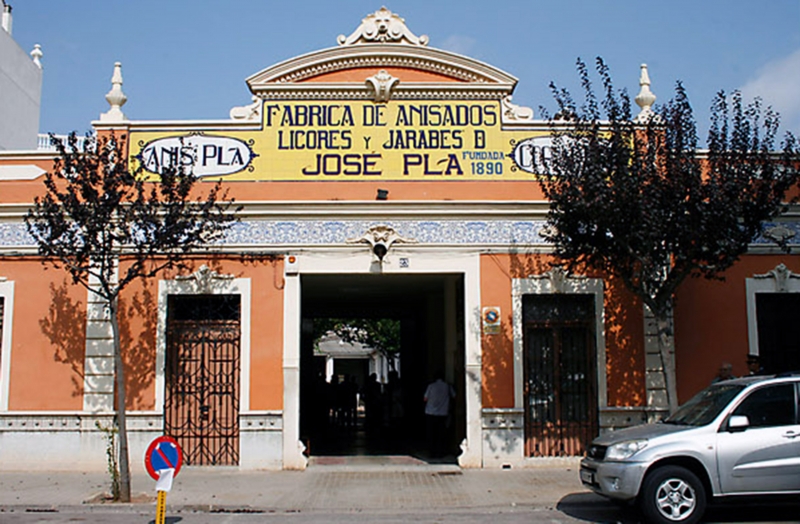 Fachada protegida de Destilerías Plà