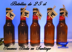 Cervezas estrella galicia con la catedral de santiago para detalles de boda.