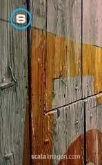 Decoracion: detalle de puerta centenaria recuperada como objeto decorativo wwwscalaimagencom