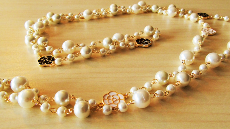 Collar de mujer, largo con imitacin de perlas y flores en metal. 16,90EUR 