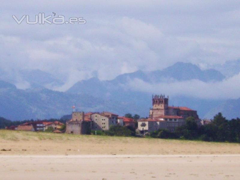 La playa con el Castillo y la Iglesia en el fondo