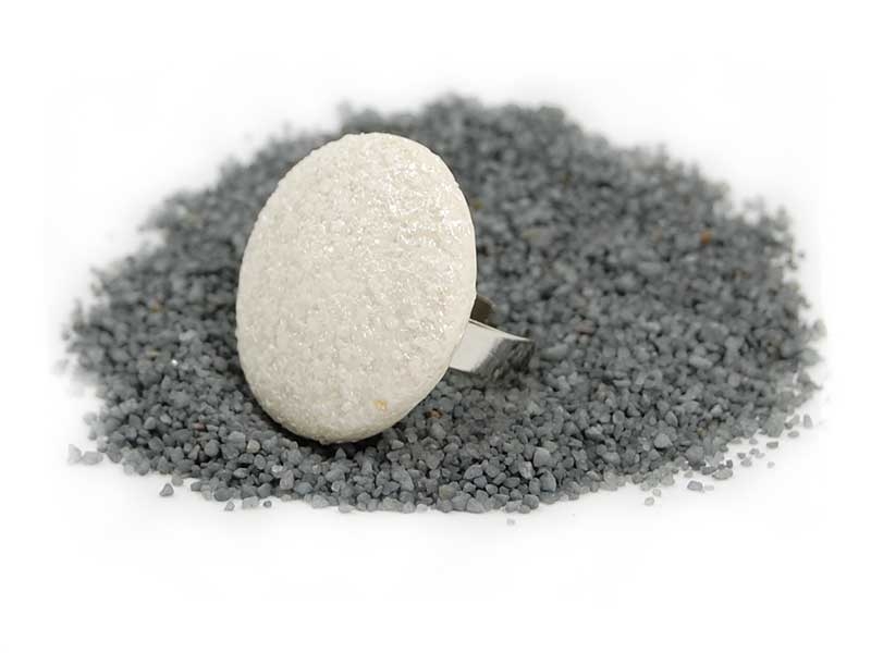 Piedra de 30 mm, en blanco nacarado, con textura de arena, montada sobre base ajustable antialrgica