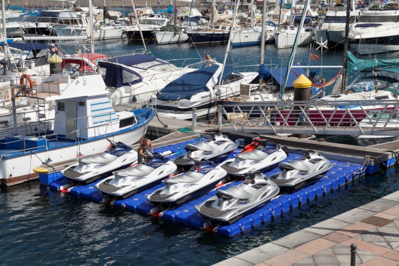 Plataforma para 8 motos de agua en Tenerife de Aromen