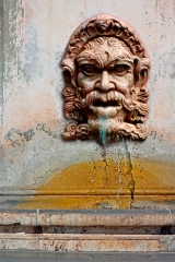 Una de las piezas que siempre han decorado la estatua de la diosa roma. roma (italia)